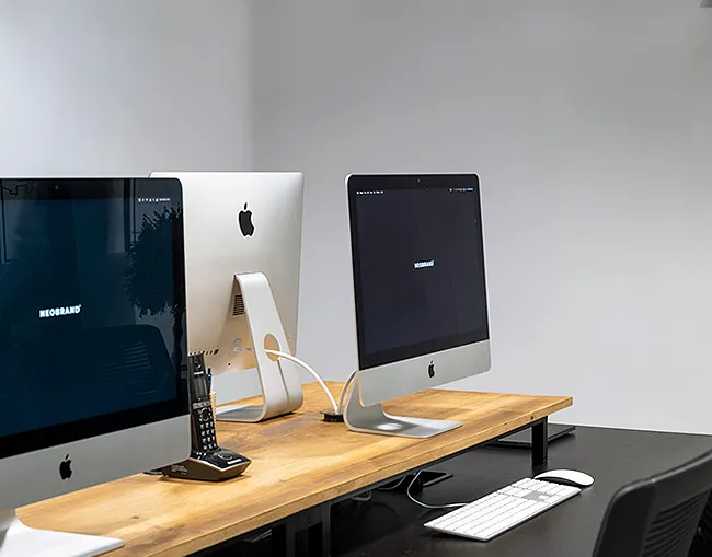 ordenadores Apple de la agencia de diseño Neobrand