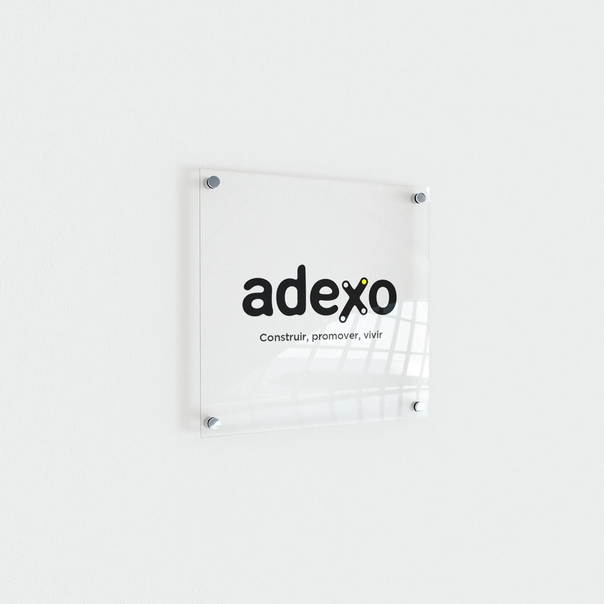 Logotipo de adexo sobre placa de metacrilato
