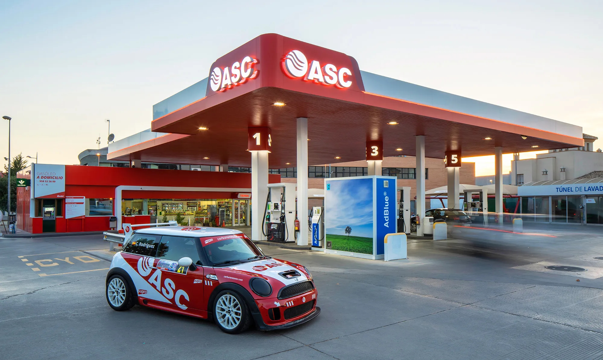 Aplicación de rediseño de marca en gasolinera ASC